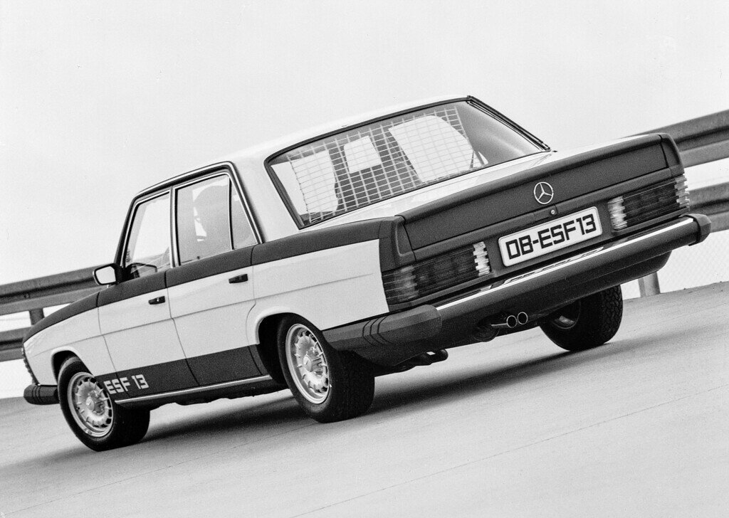 Mercedes-Benz  ESF 13: сетка за спинкой заднего дивана играла роль подголовников