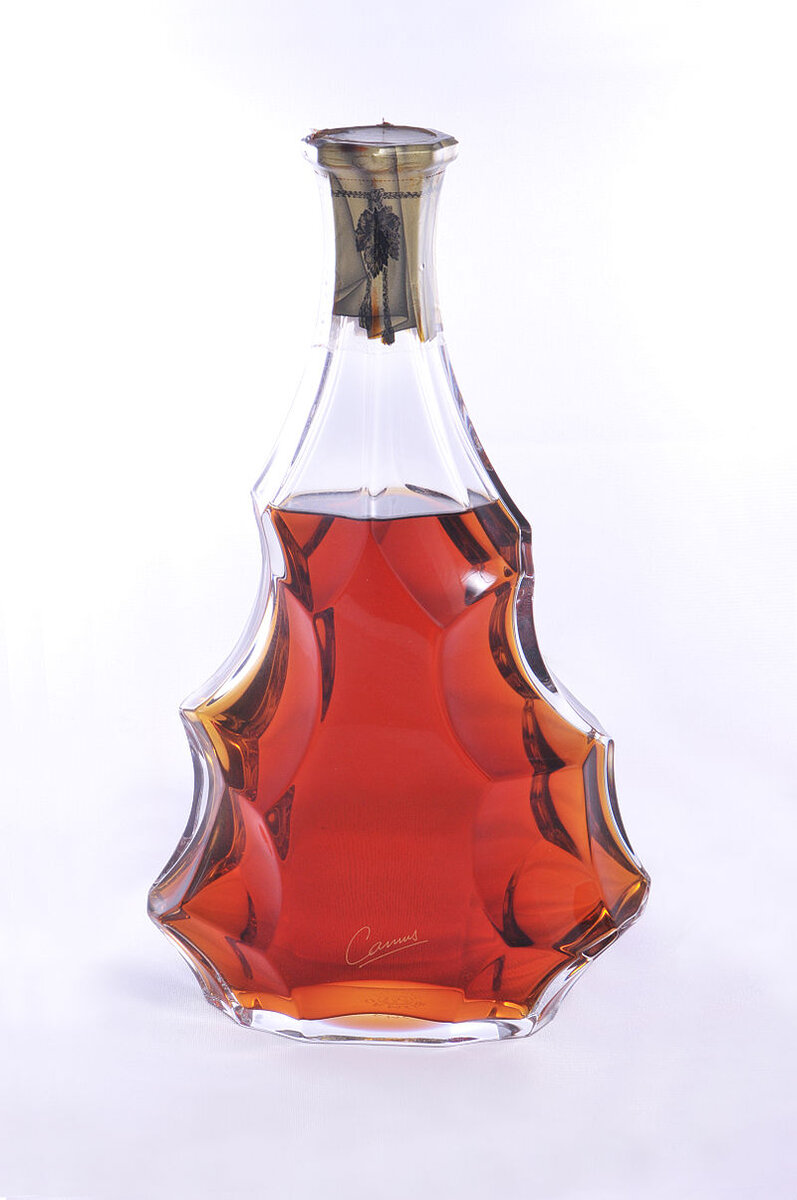 Авторство: JerryLee. https://www.flickr.com/photos/jerryart/3157477112/, CC BY 2.0, https://commons.wikimedia.org/w/index.php?curid=12462991. Коньяк Камю Джюбили, 35 лет