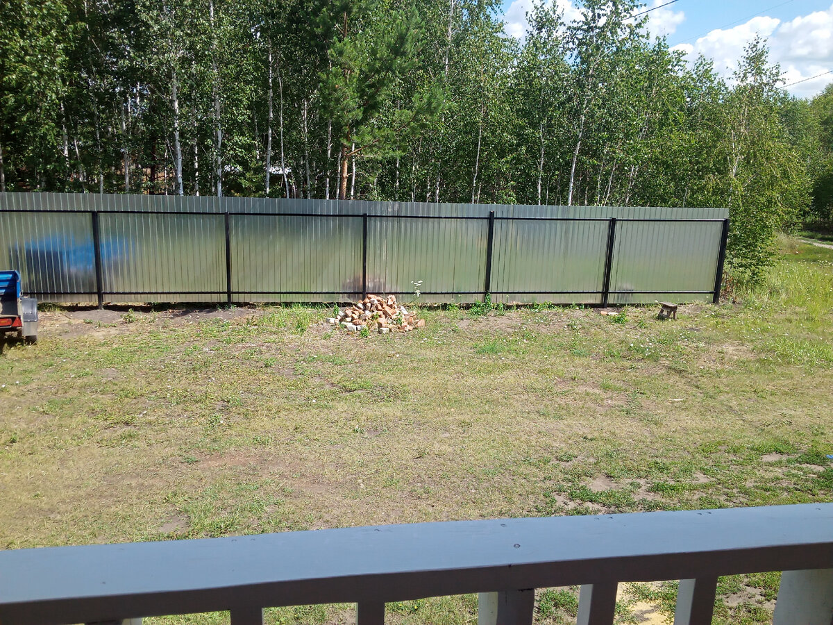 Сколько стоит построить забор из профлиста в 2022 году, если делать все ...