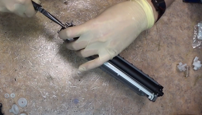 Устанавливаем шестерню, указанную стрелкой на фото