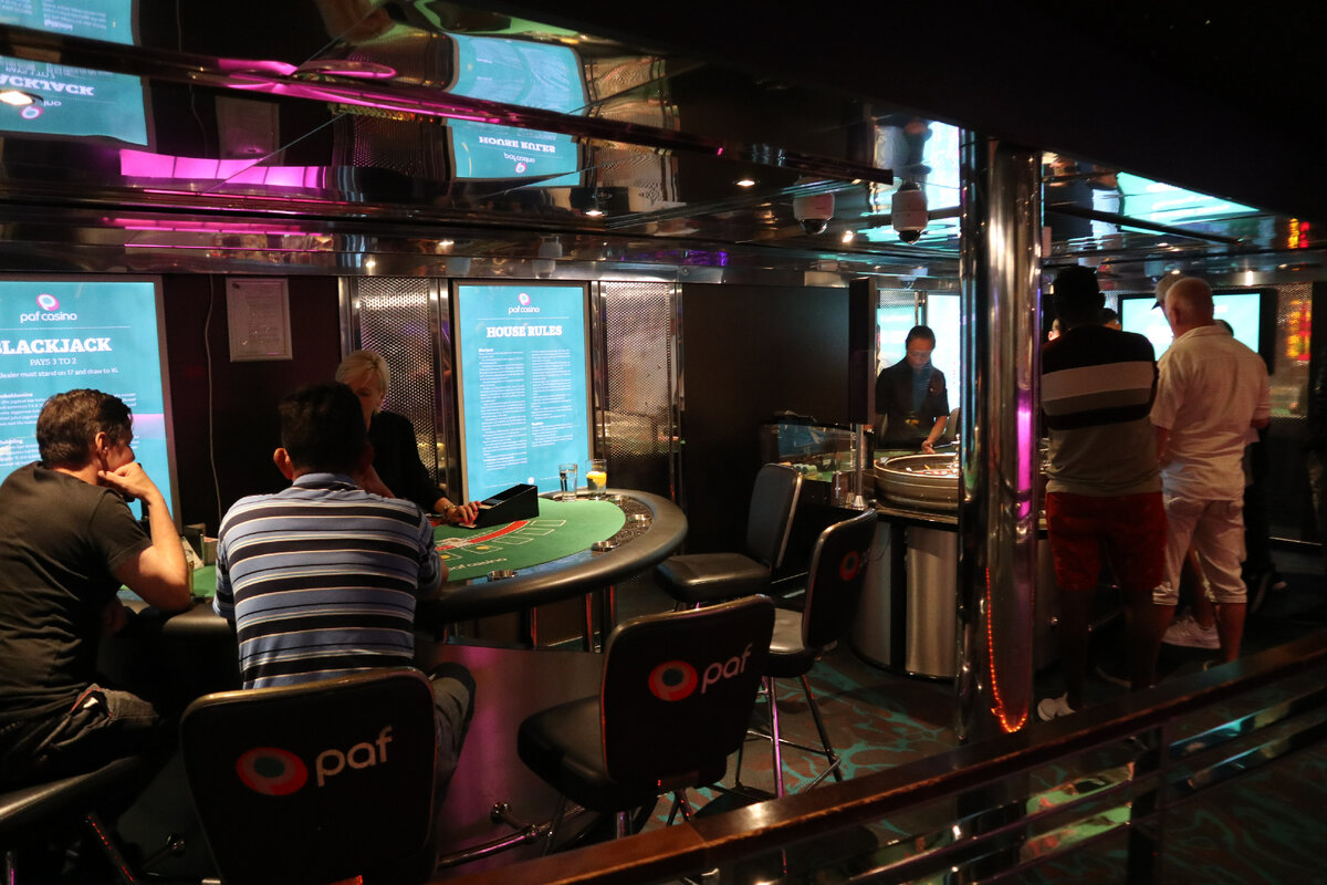 Гигантский дискобар на воде! Как выглядит изнутри десятипалубный паром из Стокгольма в Таллин