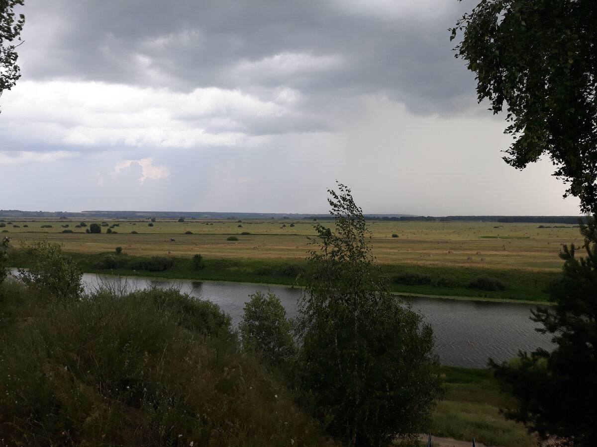 Вчера чудом не попали в ливень! Снова на речке были, вода прекрасная, уходить не хотелось. Пошли уже тогда, когда стало сильно греметь :) Успели