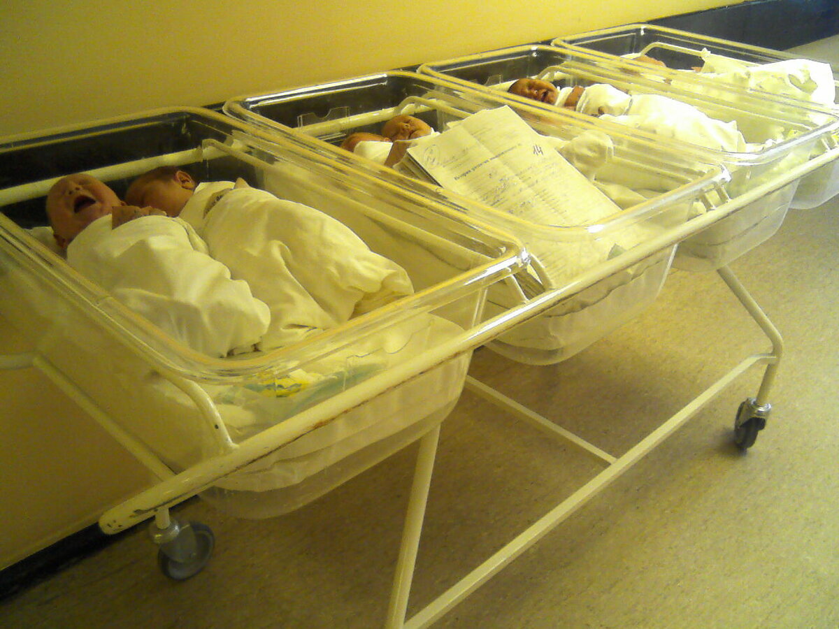 И не факт, что и в роддоме запеленают тугой "гусеничкой", больше свободное пеленание в ходу