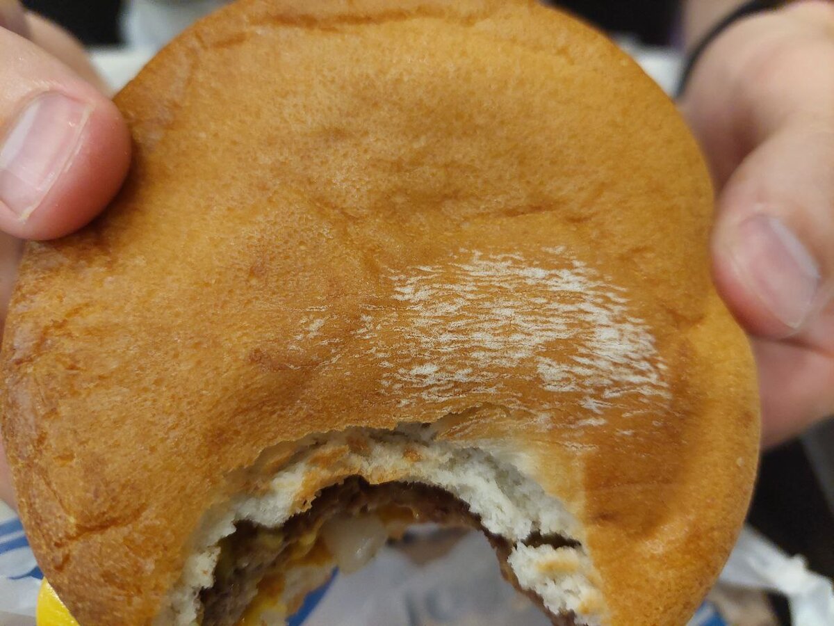 Мы не знаем что это было, но это было на оборотной стороне бургера