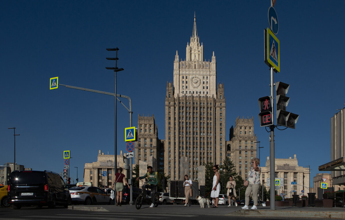 Заехать в москву. Здание МИД В Москве. МИД Канады. Здание ТАСС В Москве. Въезд в Москву