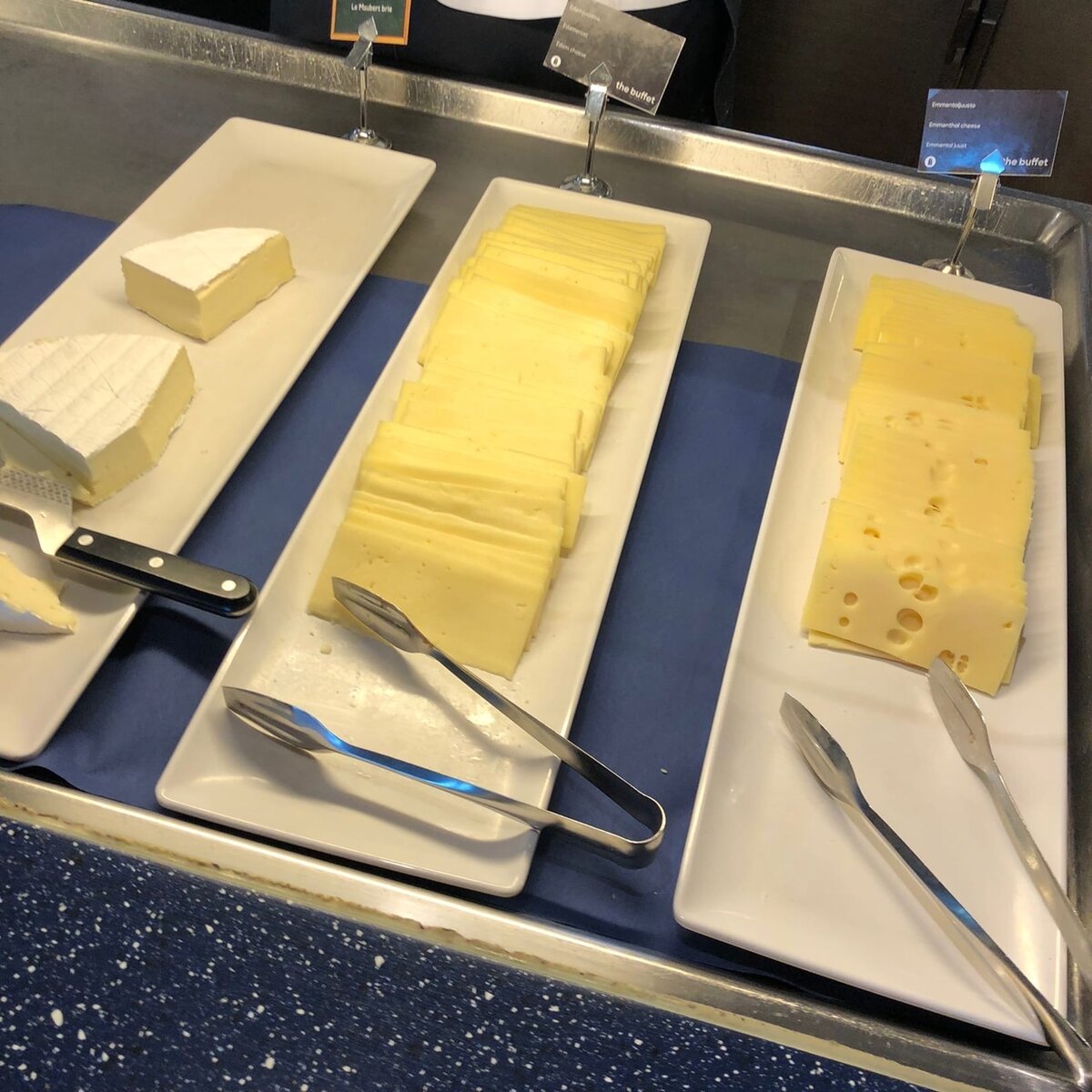 Сыры трех видов, бри был всегда - и на ужине, и на завтраке.