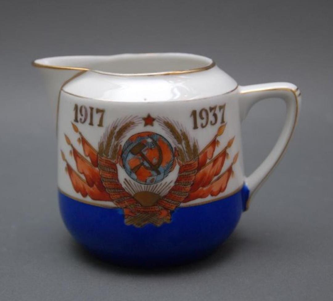 В.А. Федулов. Предметы из сервиза "Юбилейный". 1937 г. 
Размер:Высота 5,5 см Диаметр верха 8,0 с
Номер по КП (ГИК):ГМК КП 
Источник: Государственное бюджетное учреждение культуры города Москвы "Музей-усадьба "Кусково". Госкаталог.рф.

Чашка с юбилейным тематикой, изображением герба СССР и золочеными датами "1917-1937".