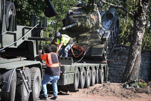 Демонтаж танка-памятника Т-34, установленного в честь освобождения города советскими воинами от вермахта в 1944 году. Нарва, Эстония. Обложка © ТАСС / AP Photo / Sergei Stepanov