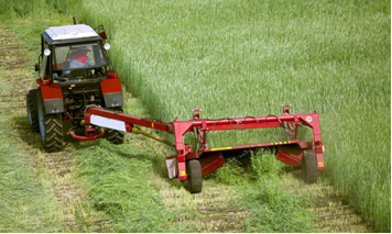 Машинно-тракторный агрегат с прицепной ротационной косилкой Berkut 3200 создана для работы на высокоурожайных полях. На большой скорости (9-18 км/ч) она скашивает полеглые травы, производит плющение скошенной массы и укладку в валок, а с демонтированной плющил-кой - в прокос. BERKUT 3200 применяется во всех зонах равнинного землепользования. От деформации косилку предохраняют специальные защитные механизмы. BERKUT 3200 агрегатируется с тракторами тягового класса 1,4 т.с.