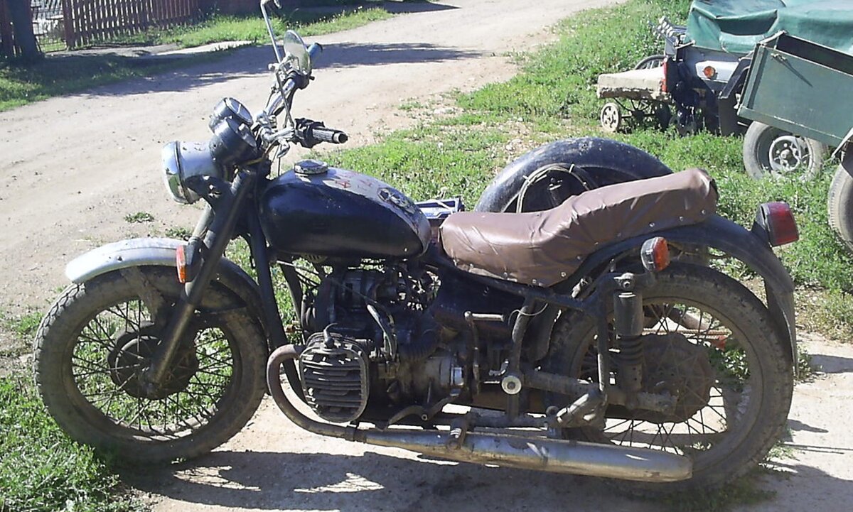 Один из промежуточных вариантов "Чудовища". Фотка только эта сохранилась. P.S. Сей аппарат существует до сих пор, правда находится в "коме". Прогорели поршни, а восстановить всё руки не доходят. Так и пылится он в "дальнем" гараже. Обязательно найду время и отремонтирую его... Ведь мы с ним столько всего пережили. (фото автора).