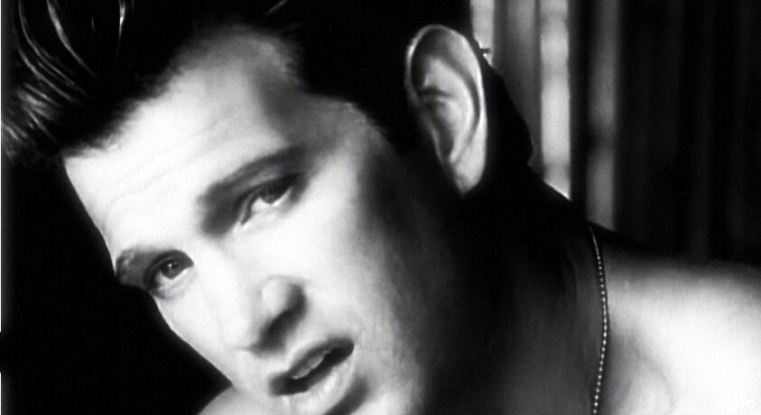 Chris Isaak. Кадр из клипа "Wicked game".