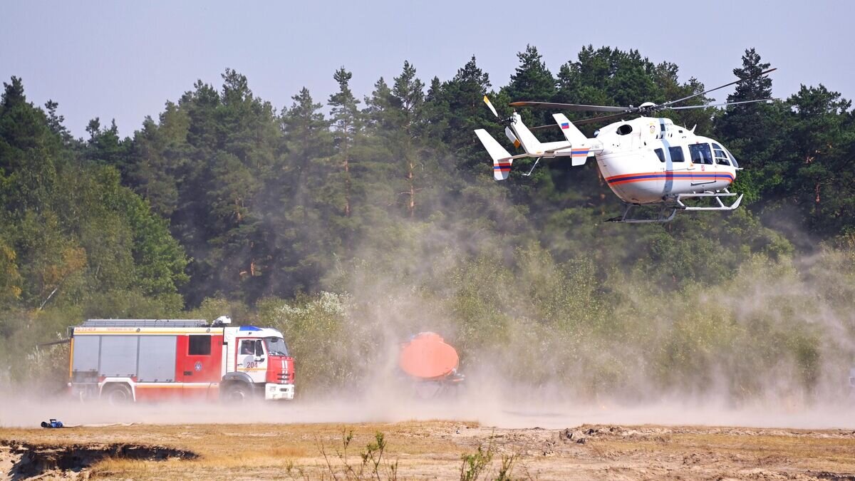    Спецтехника МЧС РФ на месте тушения пожара в Рязанской области© РИА Новости / Евгений Одиноков