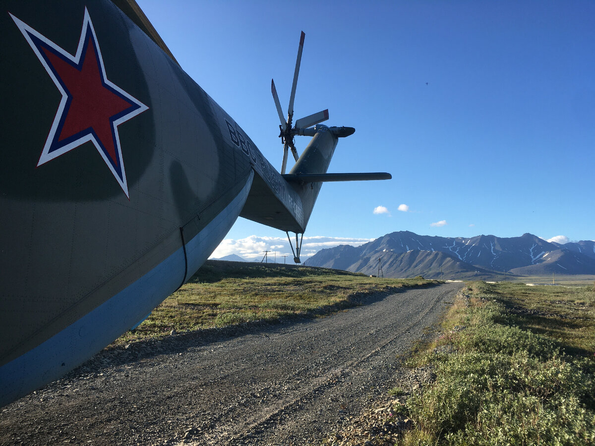 Хвост МИ-26 - посадка на дорогу в Эгвекеноте - забирали поисковиков