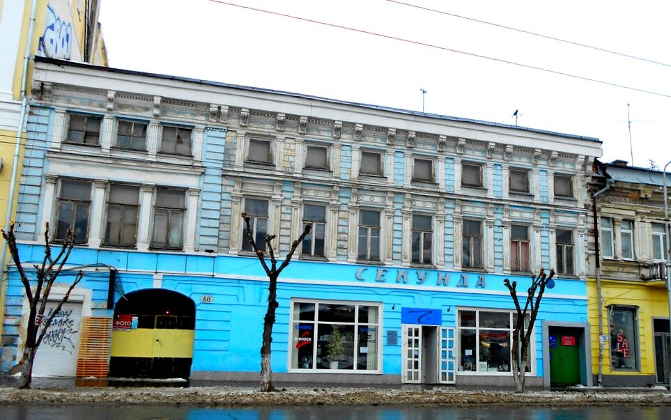 Магазин раньше был, только не часовой, а книжный. Назывался "Польза" А на смену ему пришел банк