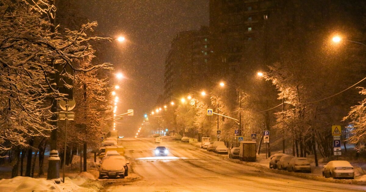 Улица освещенная натриевыми уличными лампами высокого давления.