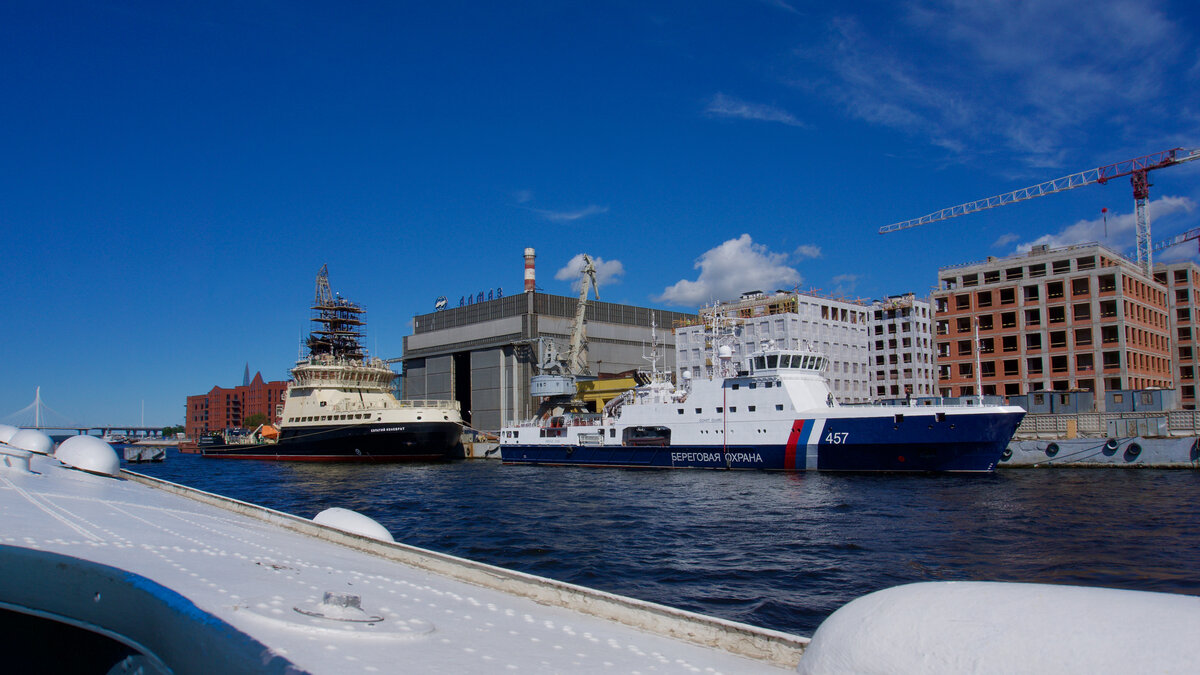 Пограничный патрульный корабль ППК-831 типа "Пурга" и ледокол ВМФ "Евпатий Коловрат".