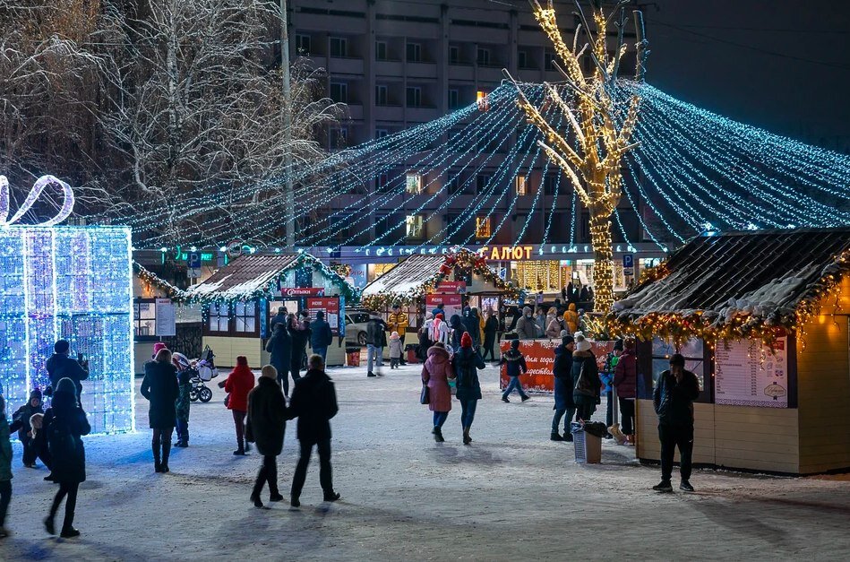 Новый год в орле. Украшение города к новому году. Новый год в городе. Новогодний праздник на улице. Новый год площадь.