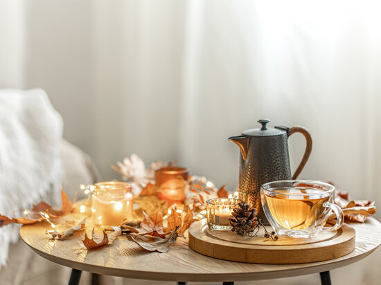     Яркие цвета стоит добавить в интерьер и одежду. Фото: freepik.com