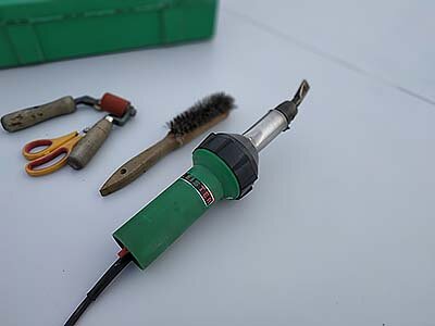 Основной ручной рабочий инструмент монтажника мембраны это сварочный фен Leister Triac S. Из за небольших размеров его удобно использовать для сварки в ограниченном пространстве. Кроме того им работаем там, где не может проехать автоматический аппарат. А также применяем для сварки углов, заплаток и других сложных элементов. Например с помощью фена привариваются кровельные воронки и вентиляционные выводы на кровле.