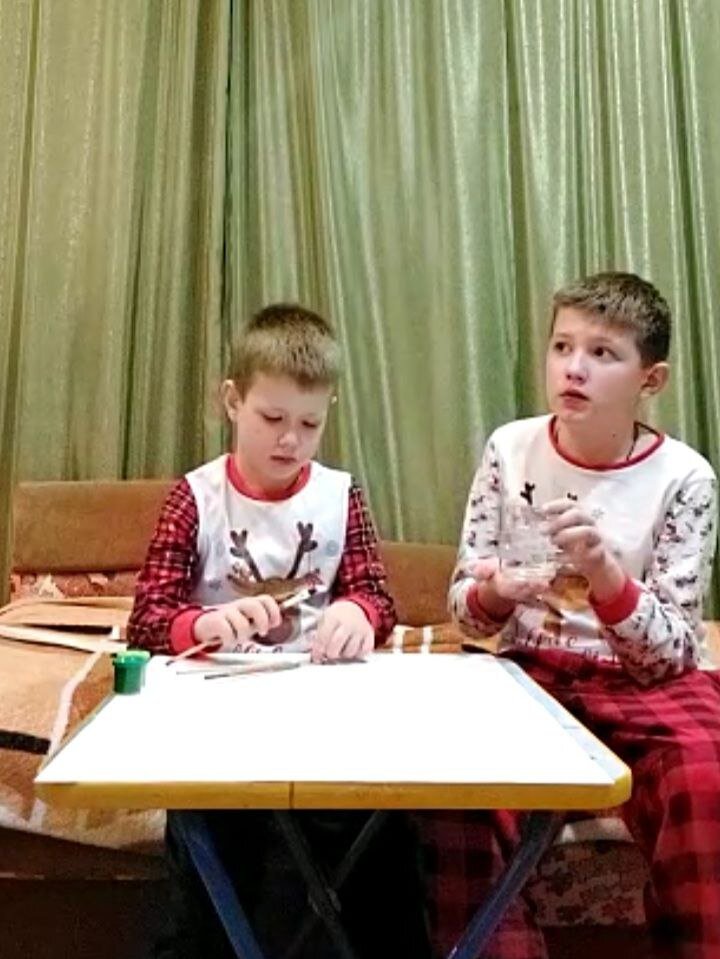 Илюша и Мишутка готовятся выполнять первое задание.