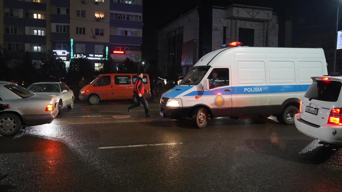    Полицейская машина во время беспорядков в Алматы:NUR.KZ / Владимир Третьяков