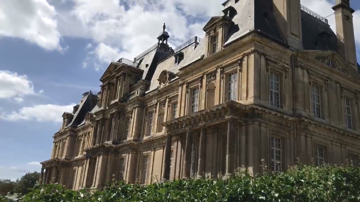 Замок Мезон построен на берегу Сены для встречи королевских особ после охоты

