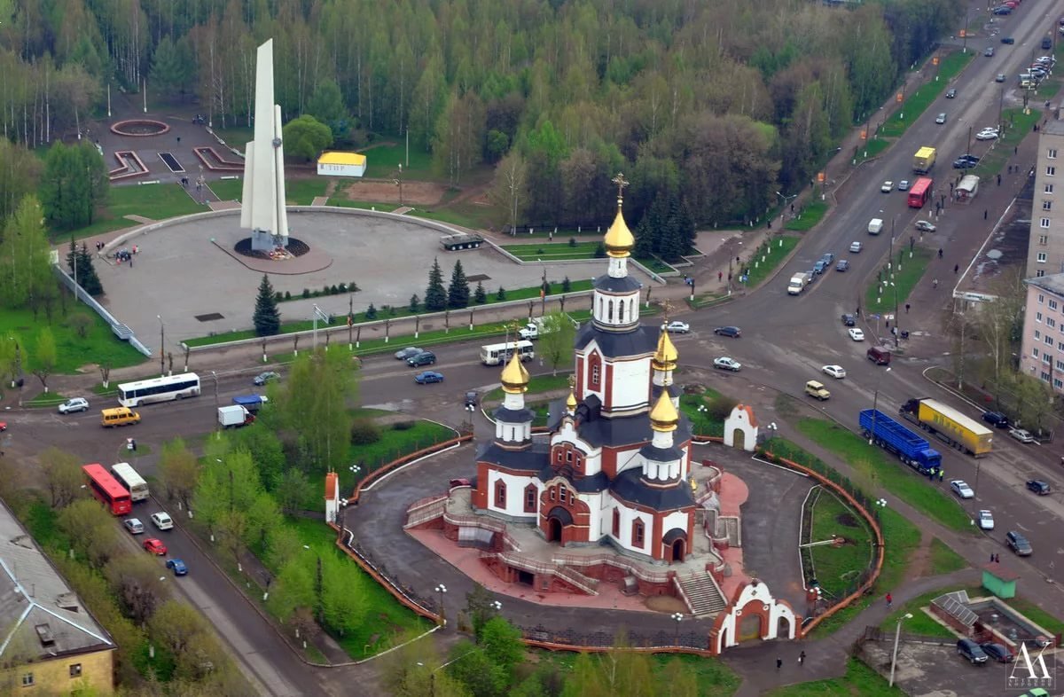 Красивый киров. Киров (Кировская область). Город Киров Россия. Парк Победы Киров с высоты. Церковь в парке Победы Киров.