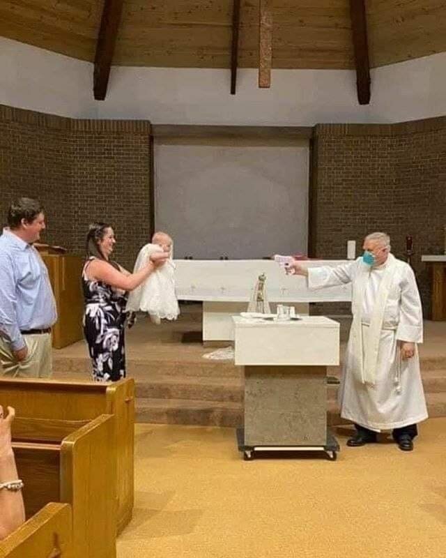 На самом деле это шуточный снимок американского священника, сделанный после обряда крещения по просьбе родителей. Но в ряде церквей действительно практиковали окропление людей из водного пистолета  