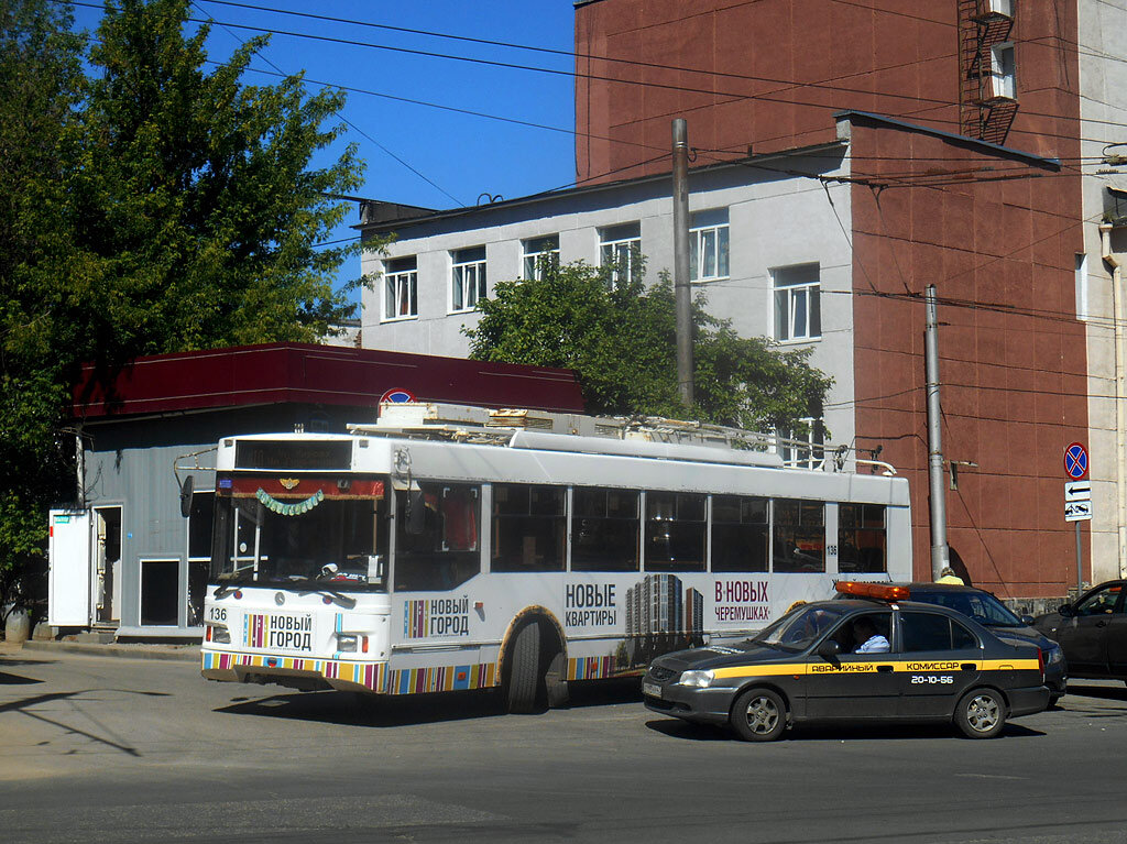 Здесь троллейбус №136 не смог проехать, и немного зацепил припаркованное такси. 