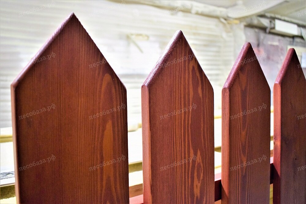 Штакетник крашенный из лиственницы от Лесобазаиком покрашен в малярном цехе Лесобаза.рф