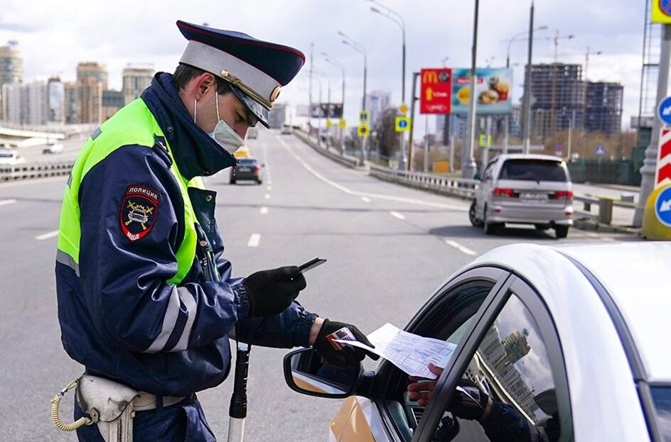 Проверка цифрового пропуска сотрудником ГИБДД.