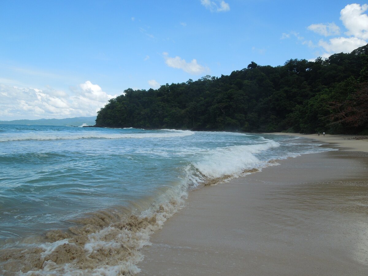море в нашей первой филиппинской деревне) обратите внимание как "много" людей!