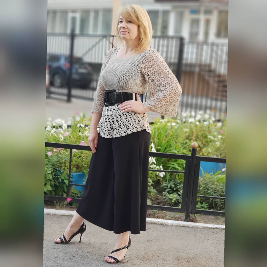 @shikovyas / Женщина в вязаной тунике. /Фото: instagram.com