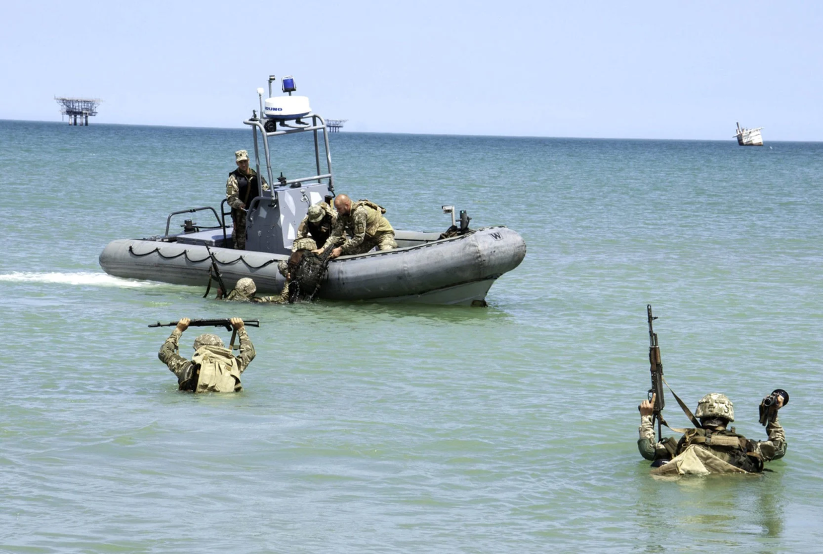 Попытка высадки десанта. Лодка морской пехоты. Морской десантник. Украинский десант на лодках. Лодки ВСУ.