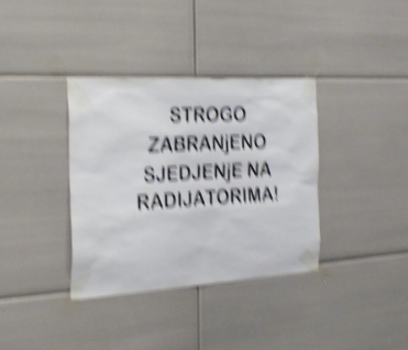 Строго запрещено сидеть на радиаторе. 