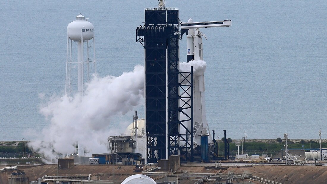 Космический корабль Crew Dragon на стартовой площадке на мысе Канаверал. Фото: Joe Skipper / Reuters 