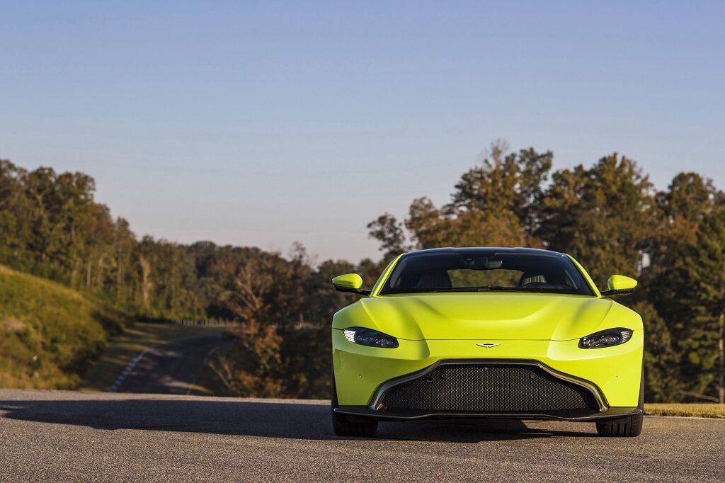 Для Aston Martin Vantage в ткачестве титульного цвета был выбран Lime Essence