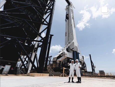 Экипаж на фоне ракетоносителя Falcon 9