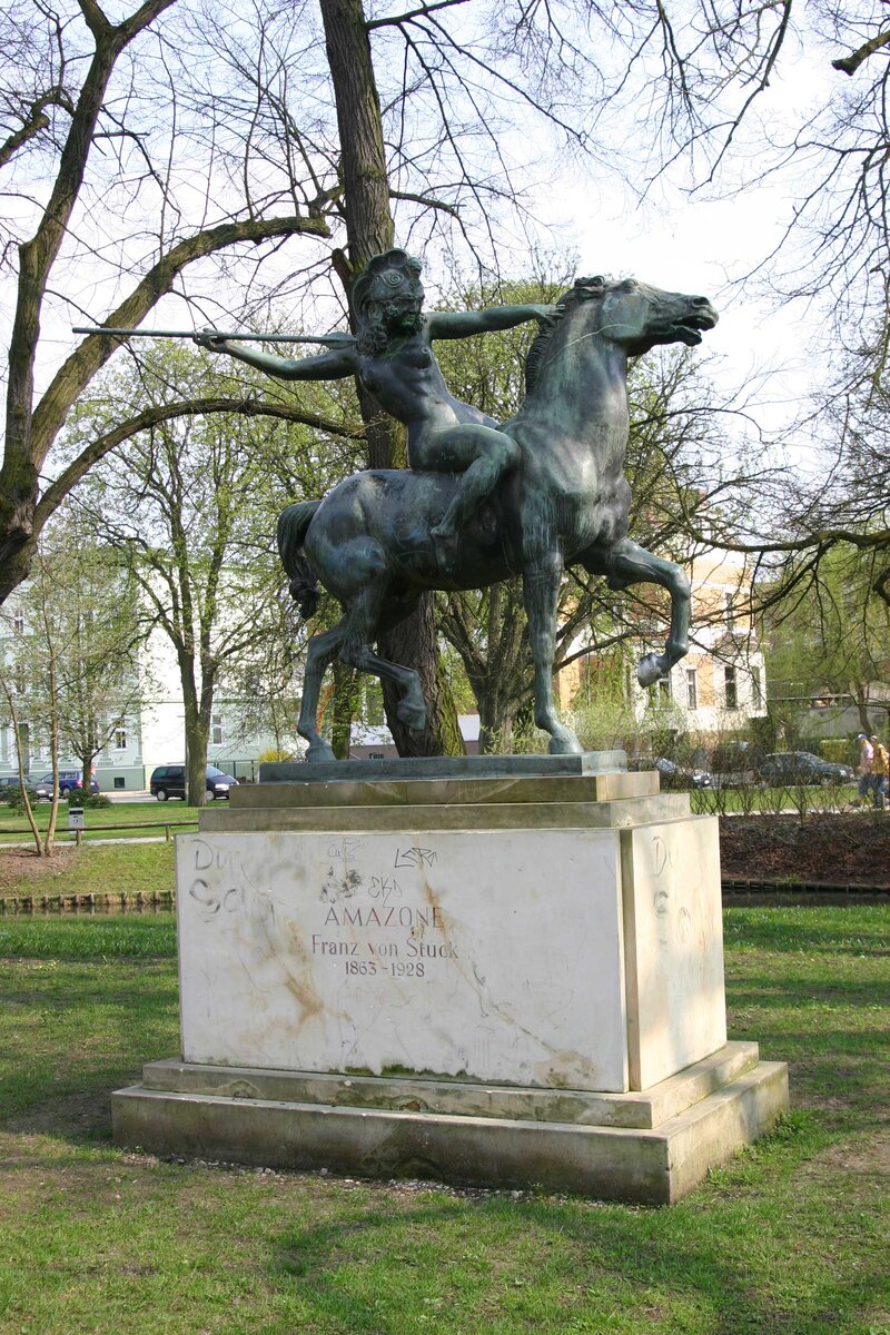 Сражающаяся Амазонка. Франц фон Штук, 1897 г., бронза. Прежде находилась в имении Геринга Каринхалл, сейчас - в парке Вайдендам г. Эберсвальде. 