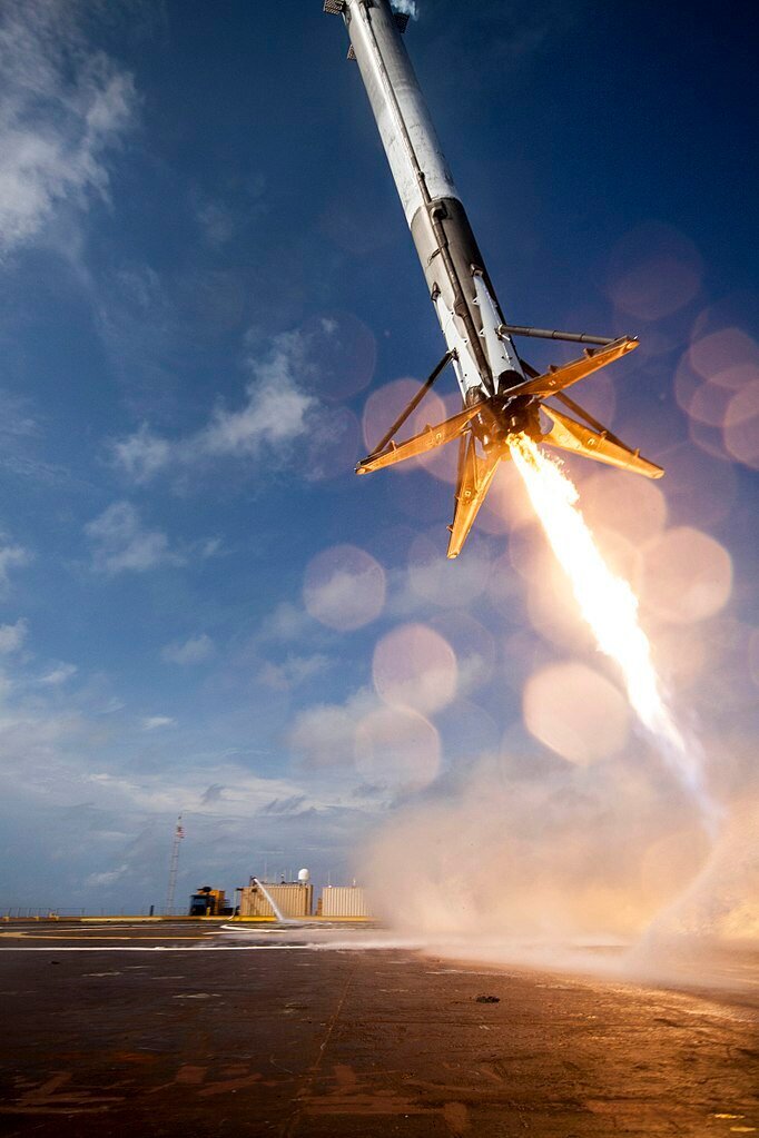 Момент посадки первой ступени SpaceX CRS-6. 2015 год.