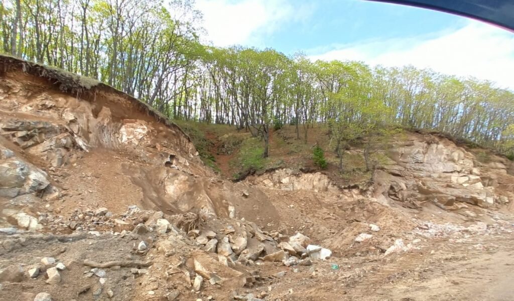 Берег используется для того, чтобы брать отсюда инертные материалы