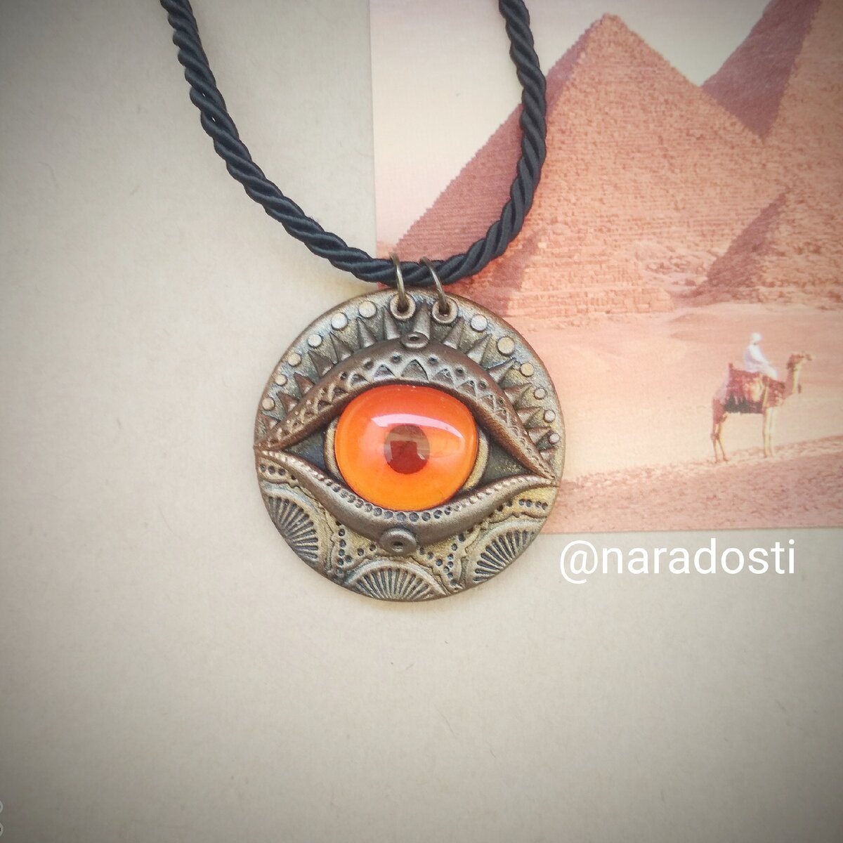 Глаз, мечтающий увидеть пирамиды Хеопса в Египте