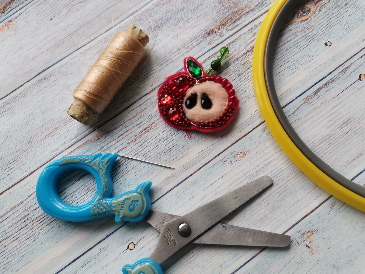 Новая брошь "Красное яблоко" почти готова.