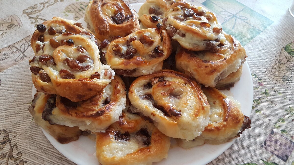 Булочки с изюмом