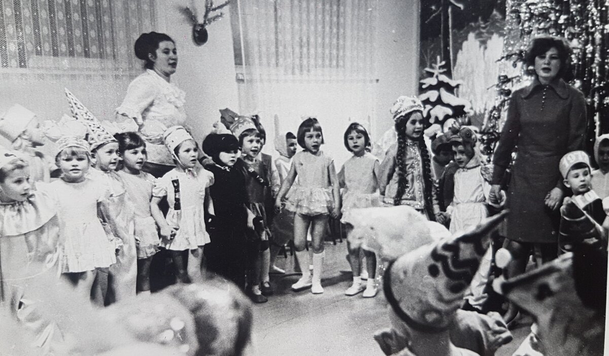 Это Новый Год, а не праздник хлеба. Но наша группа. Наш детсад. Наши воспитатели. Я первый слева. :)