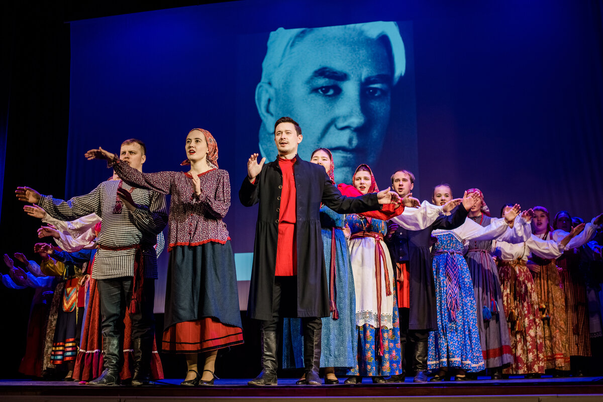 Народный хор кафедры народного пения и этномузыкологии СГК имени Л. В. Собинова. Художественный руководитель - Галина Николаевна Бурданова, доцент кафедры. Хормейстер - Мария Вячеславовна Бондаренко, кандидат искусствоведения, доцент кафедры