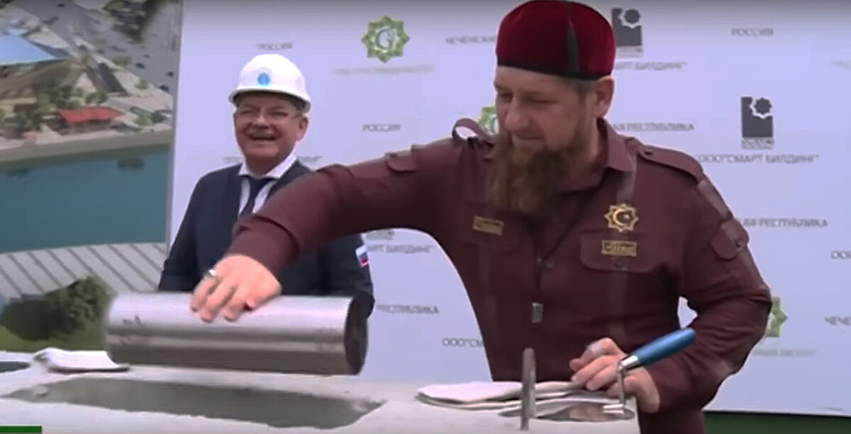 Рамзан Кадыров закладывает капсулу времени при начале строительства торгово-развлекательного центра «Грозный Мол» в 2016 г.