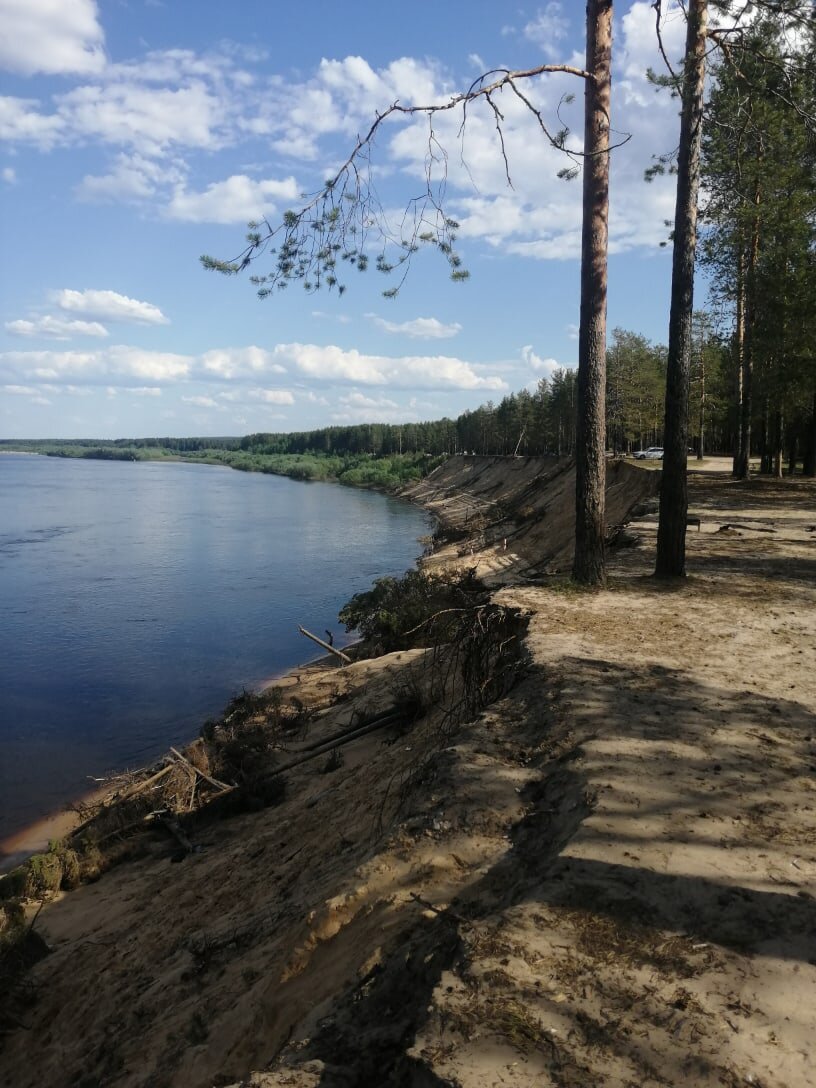 А у реки..а у реки..а у реки..гуляли девки..гуляли мужики😄