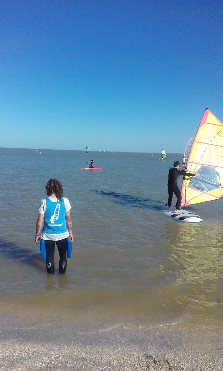 На лимане можно загорать, купаться  и...