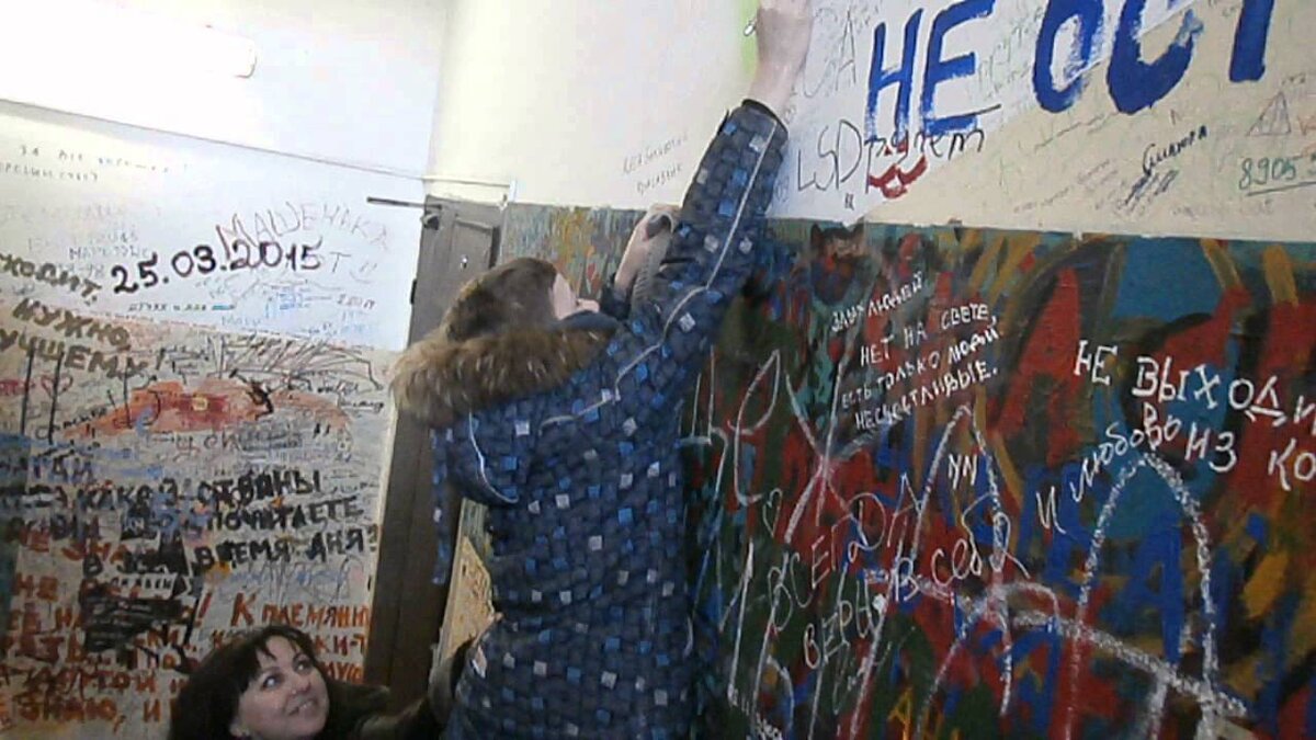 Наскальные росписи и подъездная  живопись как то связаны. (яндекс-картинки)